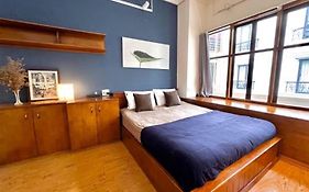 Nice room located right next to the Old Quarter Căn phòng nhiều ánh sáng tại ngay gần phố đi bộ Hồ Gươm